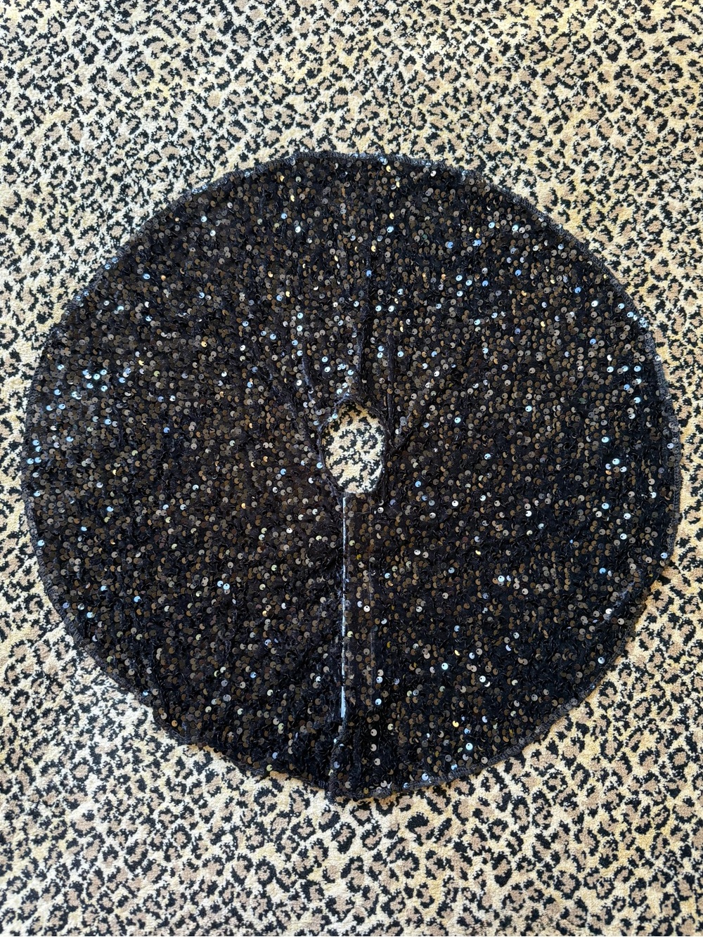 Black sequins Christmas tree skirt (NWOT)